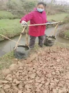 2020.2.17【金莲小仙女】重庆妹子到农村勾搭，撒尿掰穴露臀秀奶第08集}