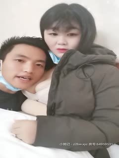 年轻小妹跟小哥出来开房直播啪啪，让小哥玩逼压在身下在被窝里抽插浪叫，奶子不小上位爆草还吃奶子内射中出第01集}