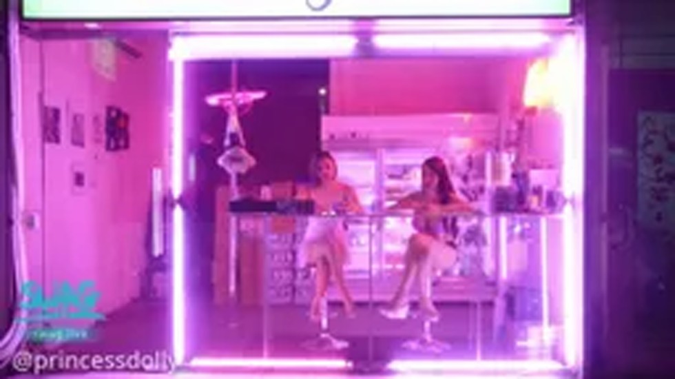 【SWAG】騷浪檳榔姐妹花被男客人從檳榔攤帶回出租套房⋯（上）}