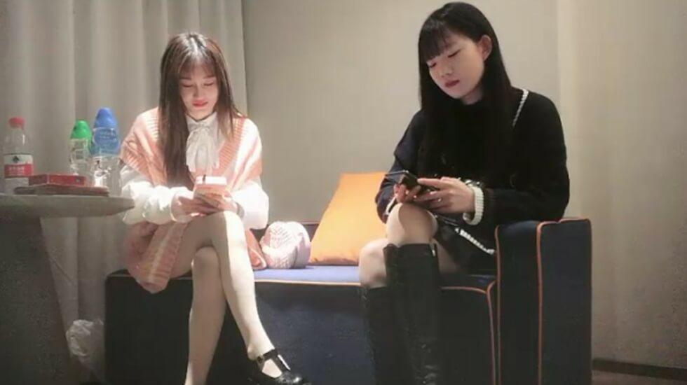 大屌哥高价约两01年萝莉萌妹双飞一人一套连体网袜、轮流爆插、第二炮炮让妹纸扎双马尾单挑}
