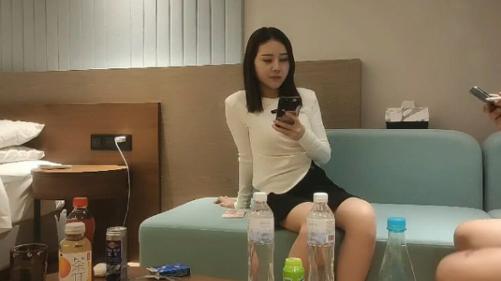 3000网约高端外围女神沙发啪啪、极品身材一对美乳超诱人娇喘连连}