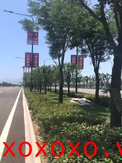 真够拼得超萌高颜值学生妹39℃高温下直接露脸脱光光在马路上跳舞}