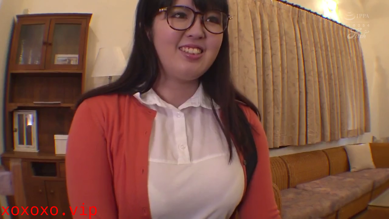 スーパーと居酒屋のアルバイトを掛け持ちして働く豊満美くびれ19才Kカップ女子大生 淡月みたまAVデビュー}