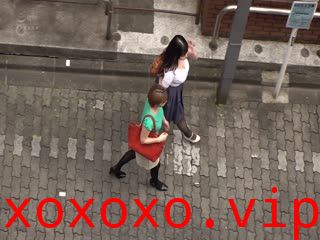 为了不被身边的妈妈朋友发现，拼命压低声音的巨乳人妻精油按摩3黑川纱里奈,吉根柚莉爱,结城莉乃。}