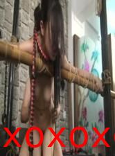香港变态摄影师把性感漂亮的平面模特绑在架子上插上振动棒拍摄完后激烈爆插,美女大声哭泣求饶说：不行了.}