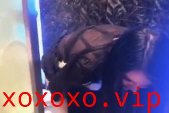 女神级美女和炮友剧情演绎酒吧唱歌上厕所被人闯进来硬干.}