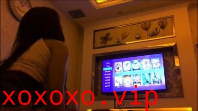 性感短裙美女和网友吃饭后到会所包厢等按摩技师时按耐不出掀开短裙啪啪,搞完后又到酒店继续操,床都干歪了.}