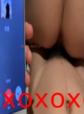 一边通过语音跟老婆文爱，一边操着身旁的妹子.}