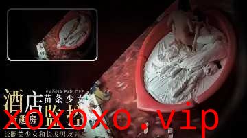 长腿美女和长发男友开房}